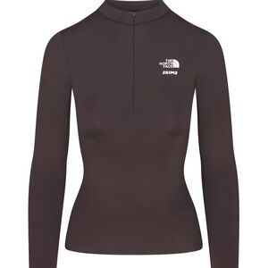 The North Face x Skims 
REFINA LONG SLEEVE TOP Phoenix XL